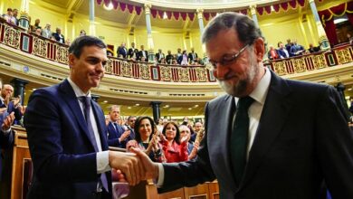 Pedro Sanchez with former PM Mariano Rajoy after a No confidence vote against Rajoy's government. Spain, June 1, 2018. Pierre-Philippe Marcou/Pool via REUTERS