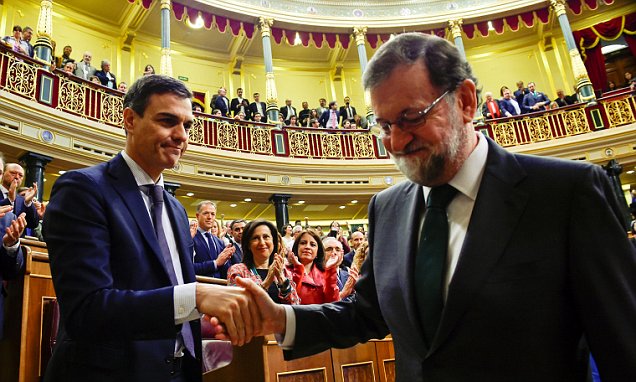 Pedro Sanchez with former PM Mariano Rajoy after a No confidence vote against Rajoy's government. Spain, June 1, 2018. Pierre-Philippe Marcou/Pool via REUTERS