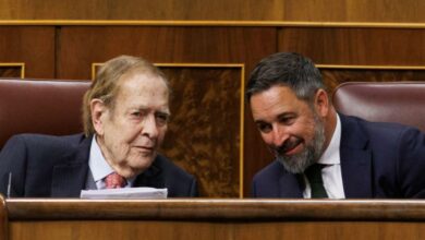 Vox leader Santiago Abascal with Ramon Tamames, the no-vote candidate, during the plenary session. Image via Huffington Post, via Europa Press via Getty Images.