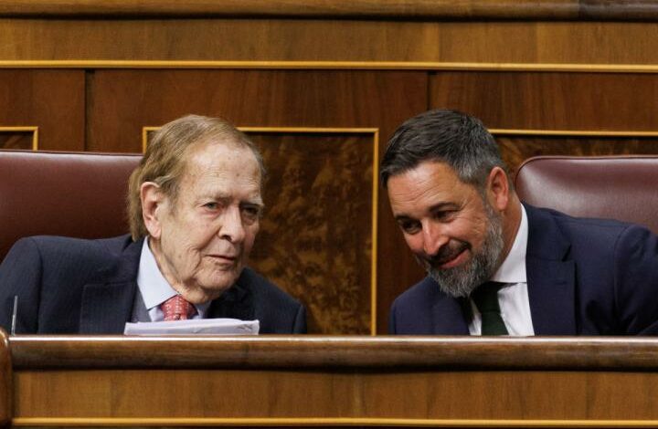 Vox leader Santiago Abascal with Ramon Tamames, the no-vote candidate, during the plenary session. Image via Huffington Post, via Europa Press via Getty Images.