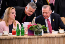 Meloni and Erdogan talking on the sidelines of the G20 Summit on November 15, 2022 in Nusa Dua, Indonesia. © Leon Neal/Pool via REUTERS