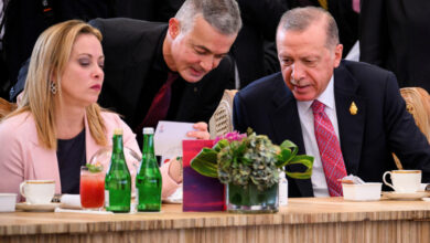 Meloni and Erdogan talking on the sidelines of the G20 Summit on November 15, 2022 in Nusa Dua, Indonesia. © Leon Neal/Pool via REUTERS