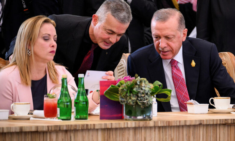 Meloni and Erdogan talking on the sidelines of the G20 Summit on November 15, 2022 in Nusa Dua, Indonesia. © Leon Neal/Pool via REUTERS