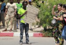 With little opportunities, some migrants turned to begging for food. Image via RFI.fr