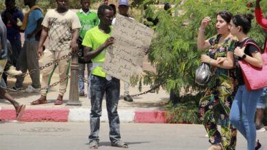 With little opportunities, some migrants turned to begging for food. Image via RFI.fr