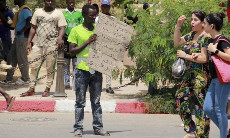 With little opportunities, some migrants turned to begging for food. Image via RFI.fr