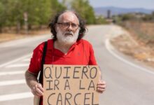 Mr. Marquez protesting in front of Alhaurín de la Torre Prison (Málaga) in order to be voluntarily jailed. Photo by Carlos Díaz EFE