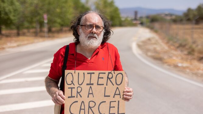 Mr. Marquez protesting in front of Alhaurín de la Torre Prison (Málaga) in order to be voluntarily jailed. Photo by Carlos Díaz EFE