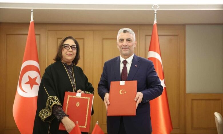 Tunisia’s Minister of Commerce and Export Development, Kalthoum Ben Rajab Ghazouz, and her Turkish counterpart, Omar Bulat